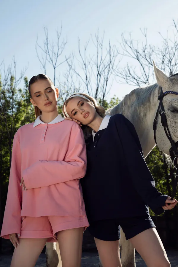 Polo Set рожевий і темно-синій поруч із конем